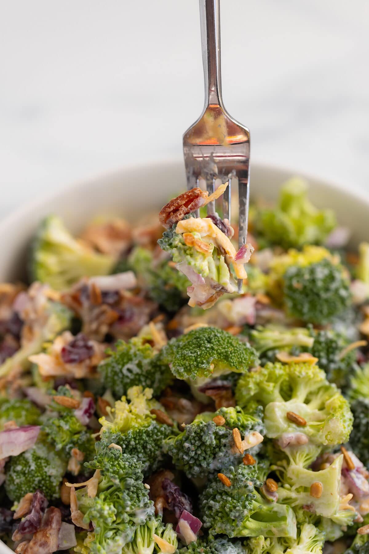 Una guarnición de ensalada de brócoli fresca y ácida para comidas compartidas y reuniones.