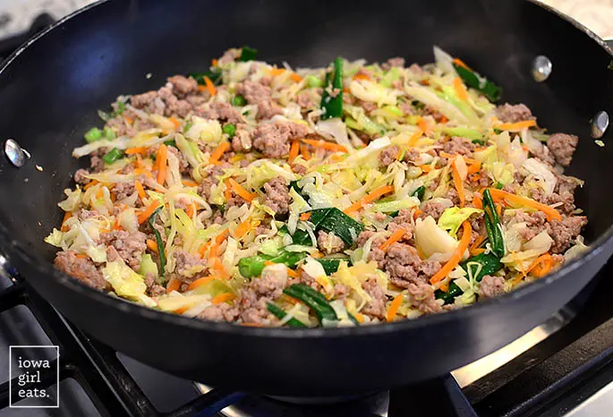 Carne molida de cerdo y verduras cocinadas en un wok