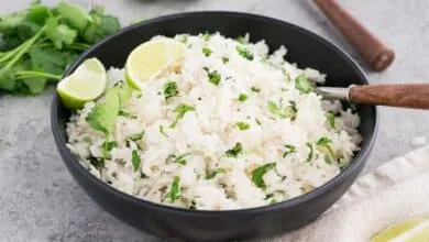 Arroz con lima y cilantro: lo delicioso se une a la salud 11 cilantro and lime rice in a black bowl