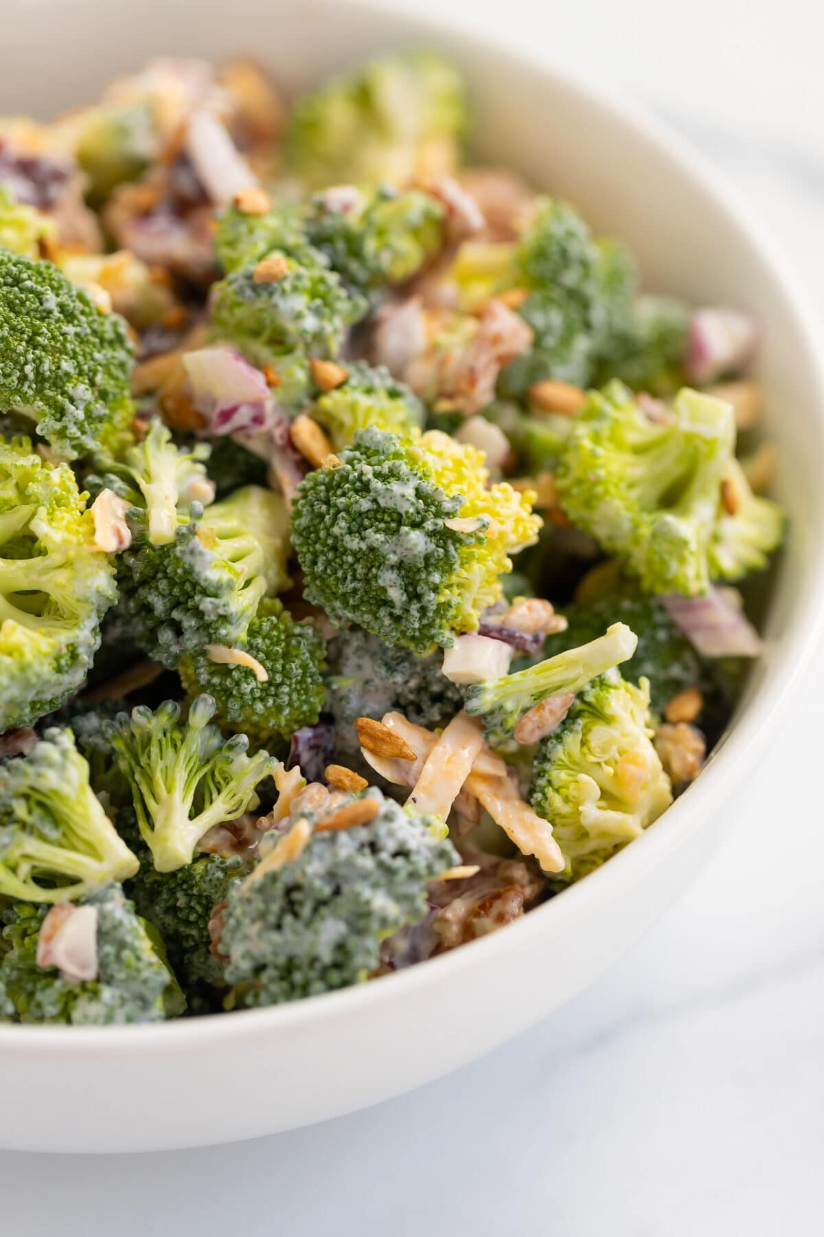 Ensalada saludable de brócoli con rico aderezo sin mayonesa