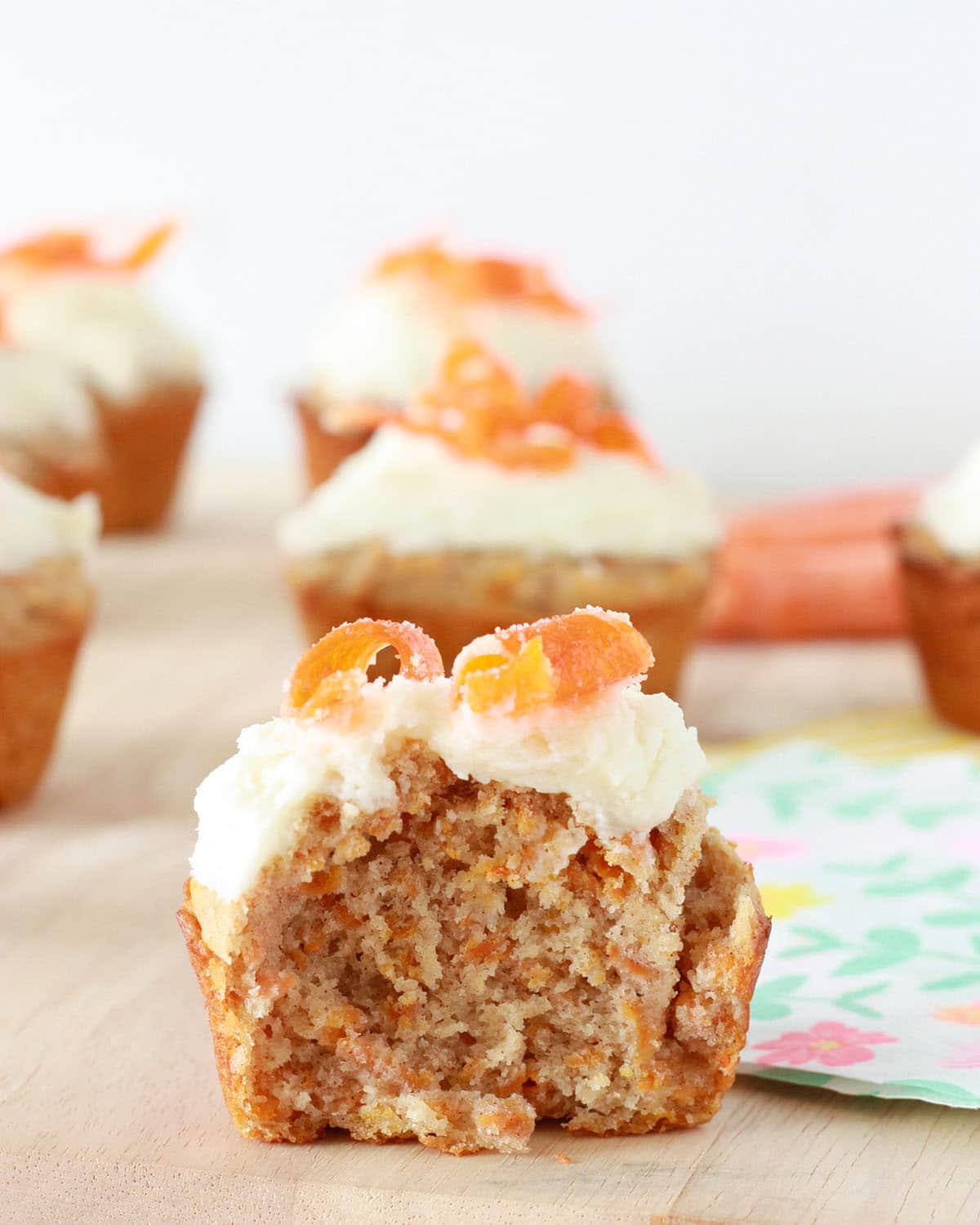 Muffins de pastel de zanahoria húmedos y saludables