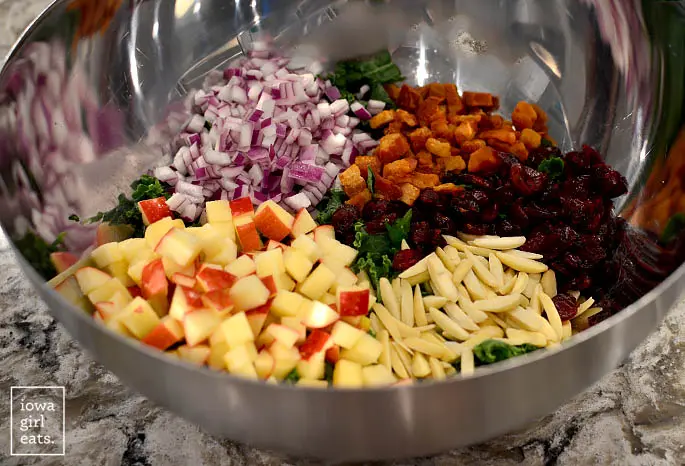 Ingredientes para la ensalada Easy Kale en un tazón para mezclar