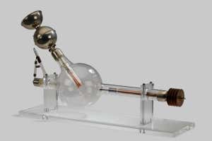 Tubo de rayos X de gas tipo agua hirviendo con regulador de vacío osmótico para terapia intensiva, inventado por CHF Muller, fabricado por Cuthbert Andrews Limited, Londres, Inglaterra, 1917-1919.