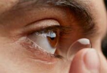 hombre usando lentes de contacto-Glaucoma