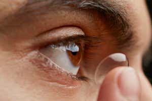 hombre usando lentes de contacto-Glaucoma