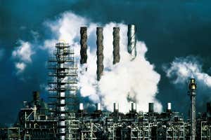 Imagen de archivo de humo y vapor emitido por las fábricas