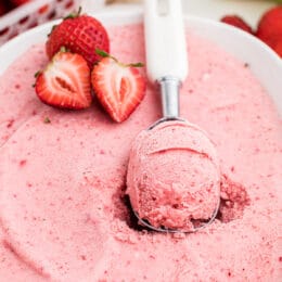 1654650668 340 Yogur helado de fresa y platano ¡5 ingredientes