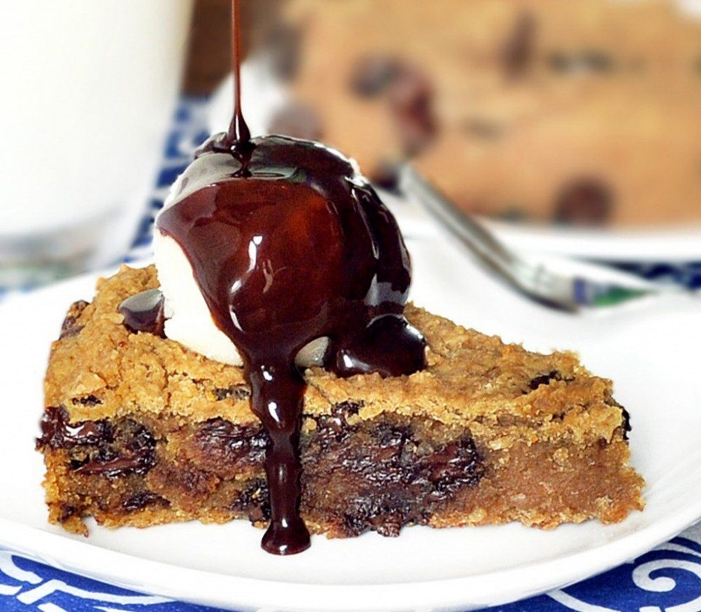 Deep Dish Cookie Pie: ¡una de nuestras recetas favoritas! ¡Sabe como comer una galleta con chispas de chocolate casera gigante!  ...receta, según lo informado por ABC News: @choccoveredkt https://chocolatecoveredkatie.com