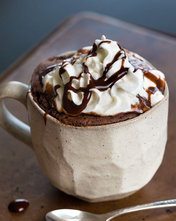 Pastel de merengue de chocolate en una taza