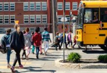 imágenes de stock de niños caminando a la escuela