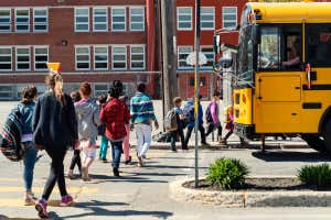 imágenes de stock de niños caminando a la escuela