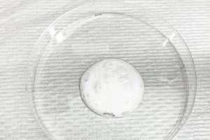 Espuma de monóxido de carbono en una placa de Petri
