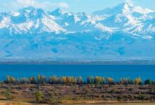 El lago Issyk-Kul (el segundo lago de montaña más grande del mundo) en Kirguistán en un soleado día de otoño. La región turística de este país centroasiático tiene montañas en el 80% de su territorio. La nieve es visible. Existe el ID de Shutterstock 1551303815; Orden de compra: -; Trabajo: -; Cliente: -; Otro: -