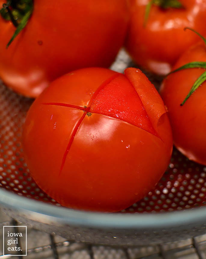 pelar los tomates blanqueados