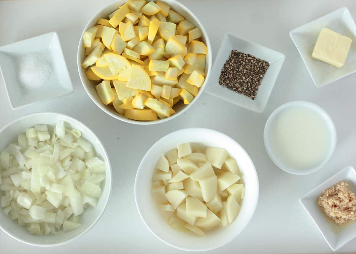 Ingredientes para la sopa de calabaza amarilla: calabaza amarilla, cebolla, patata, pimiento, mantequilla, suero de leche, ajo, sal