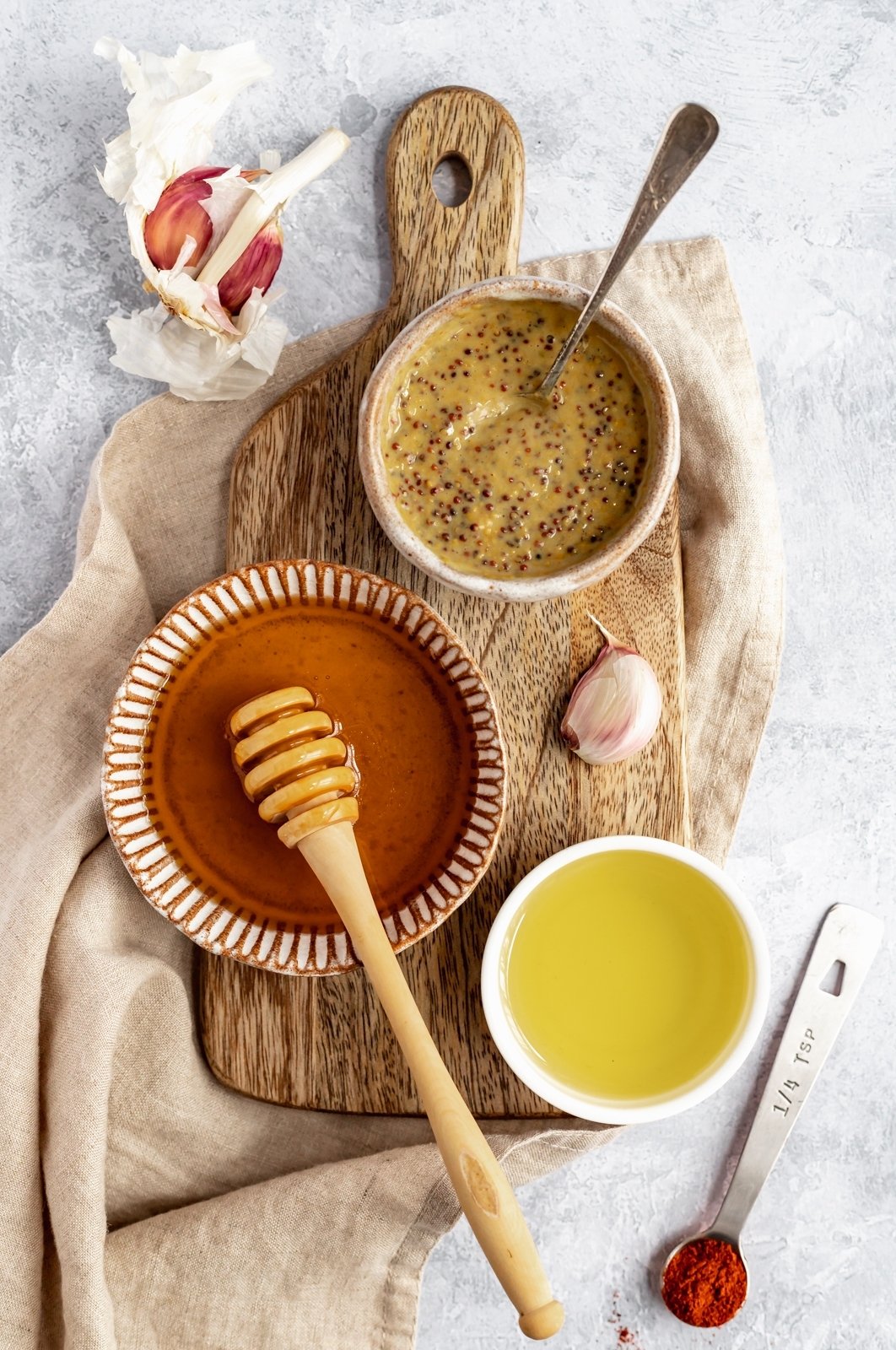 Ingredientes para el adobo de pollo con mostaza y miel en un bol