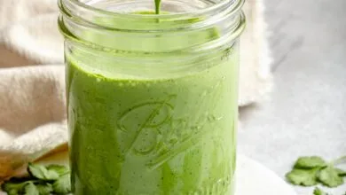 Salsa picante de yogur con cilantro | Cocina ambiciosa 8 spooning a cilantro yogurt sauce out of a jar
