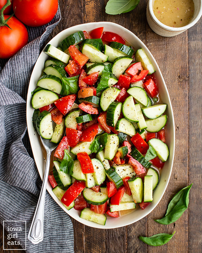 Fotografía cenital de ensalada de tomate y pepino en un bol