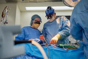 El miércoles 6 de julio de 2022, Nader Moazami, MD, jefe de cirugía de trasplante cardíaco en el Instituto Langone de Trasplantes de la NYU (derecha), y Amanda Merrifield, médica cardiotorácica asistente, se preparan para extraer el corazón de un donante fallecido recientemente.