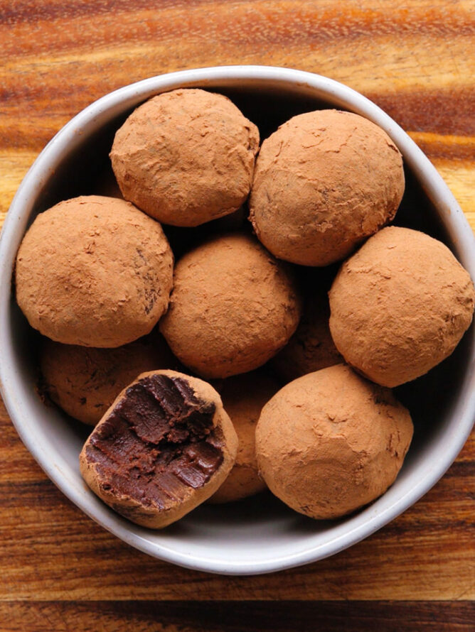 Trufas de chocolate enrolladas en cacao en polvo, mordidas