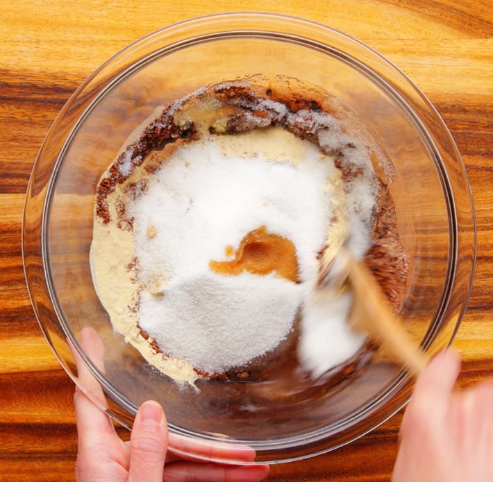 Revuelva los ingredientes del brownie en un tazón con una cuchara