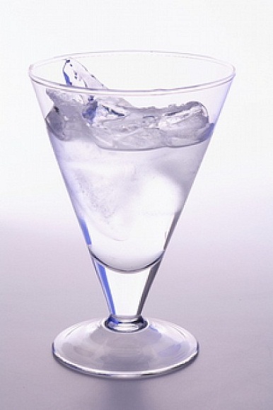 ¿Beber agua fría puede ayudarte a perder peso?