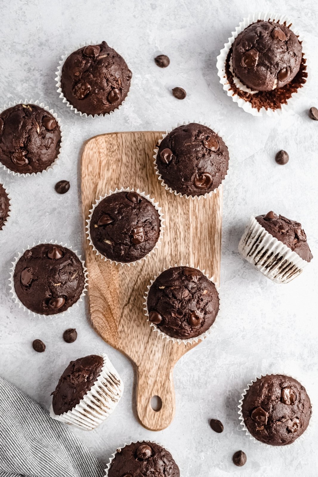 Muffins saludables de chocolate, plátano y calabacín sobre una tabla de madera