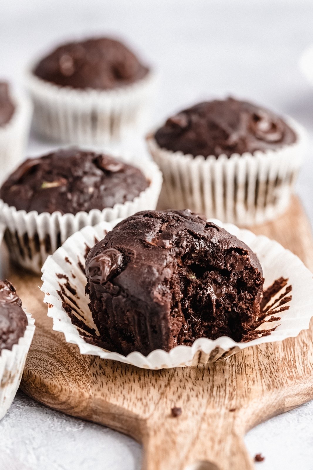 Muffins saludables de calabacín y chocolate con un bocado
