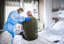TOPSHOT - El 4 de abril de 2020, un médico tratante escucha a un paciente en recuperación en la unidad de atención al paciente con coronavirus (COVID-19) en el Hospital HMC Westeinde en La Haya.  (Foto de Remko DE WAAL/ANP/AFP) / Países Bajos FUERA (Foto de REMKO DE WAAL/ANP/AFP vía Getty Images)