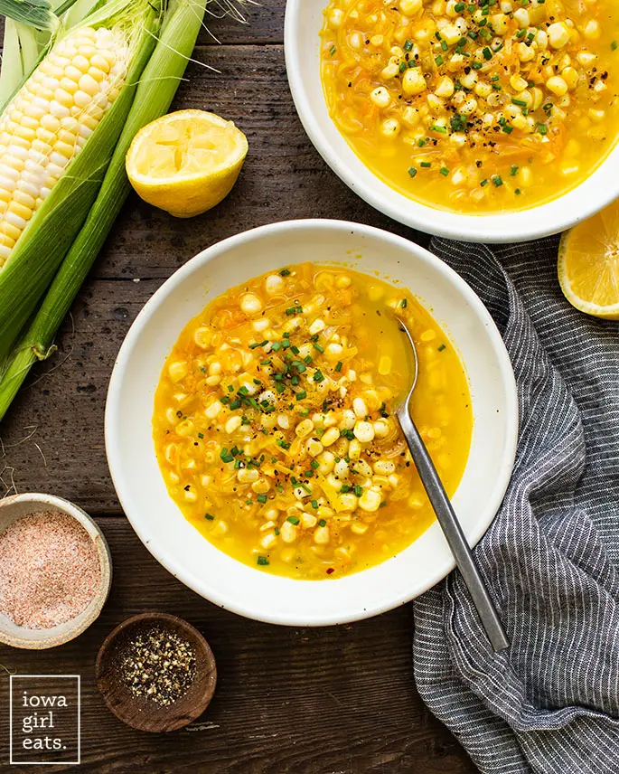 Fotografía cenital de un plato de sopa de maíz dulce