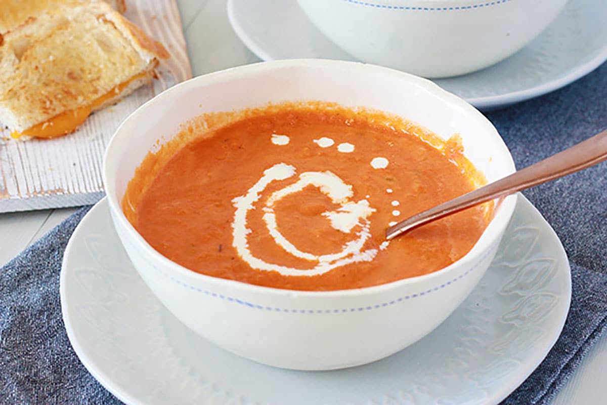 Sopa cremosa de tomate y albahaca