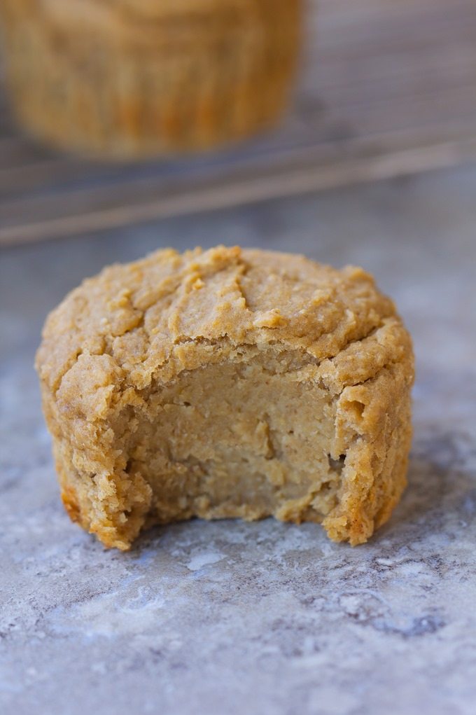 Muffins veganos sin harina fáciles que tienen menos de 120 calorías cada uno... ¡y tan fáciles de hacer en una licuadora!  @choccoveredkt https://chocolatecoveredkatie.com/