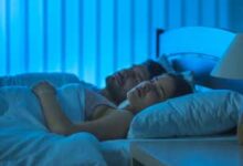 hombre y mujer durmiendo en la cama