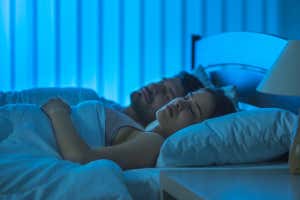 hombre y mujer durmiendo en la cama
