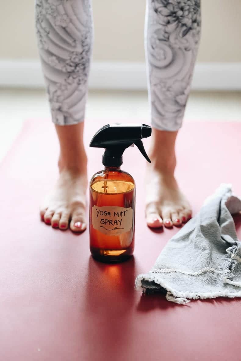 El limpiador de tapetes de yoga DIY está hecho con ingredientes naturales como hamamelis y aceites esenciales para que puedas mantener tu tapete limpio y saludable. 