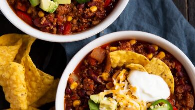 healthy chili in two bowls