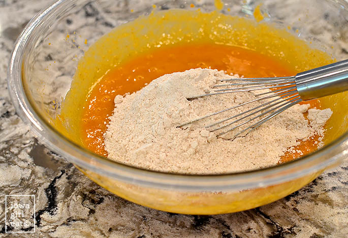 mezcle los ingredientes para el pan de calabaza sin gluten en un bol