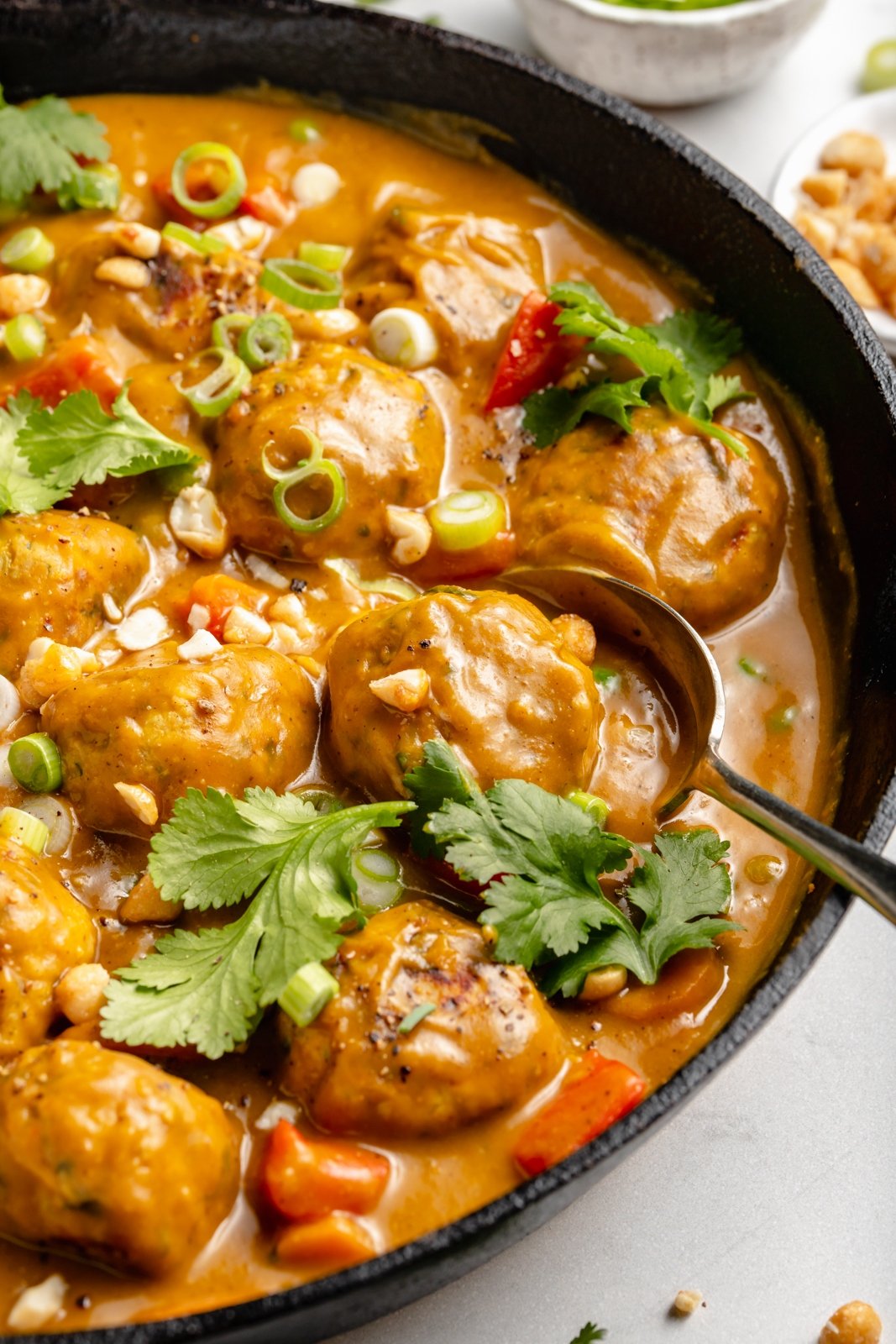 saludable albóndigas de pollo en salsa curry de calabaza