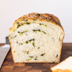 Pan de leche con cebolla verde