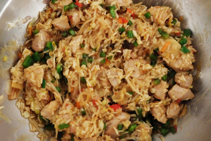 sartén wok con arroz, carne, pimentón