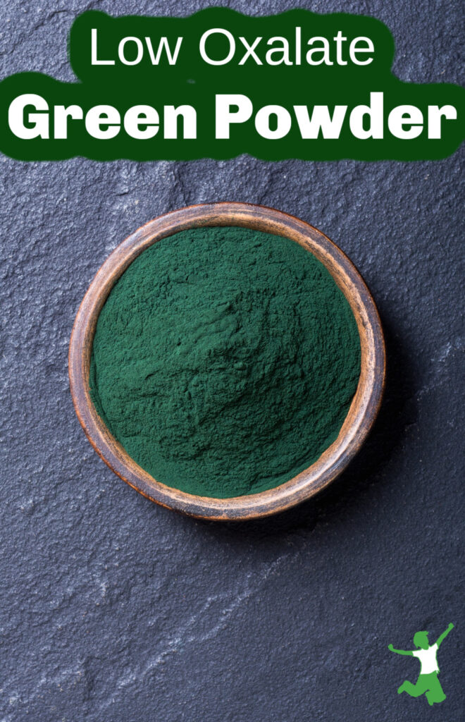 polvo vegetal verde bajo en oxalato en un tazón de madera