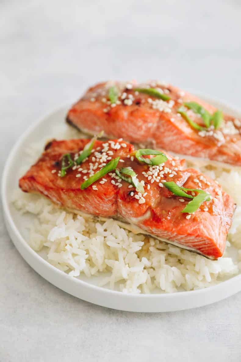 salmón miso en un plato con arroz