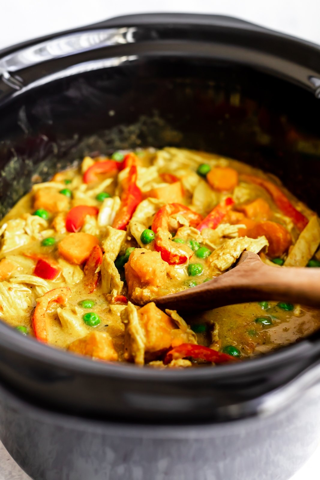 curry de pollo amarillo saludable en una olla de cocción lenta con verduras