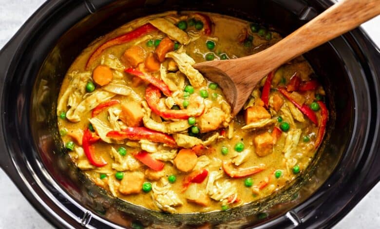 Pollo al curry amarillo saludable en olla de cocción lenta