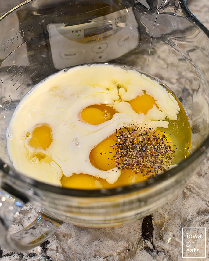huevos y leche en un bol