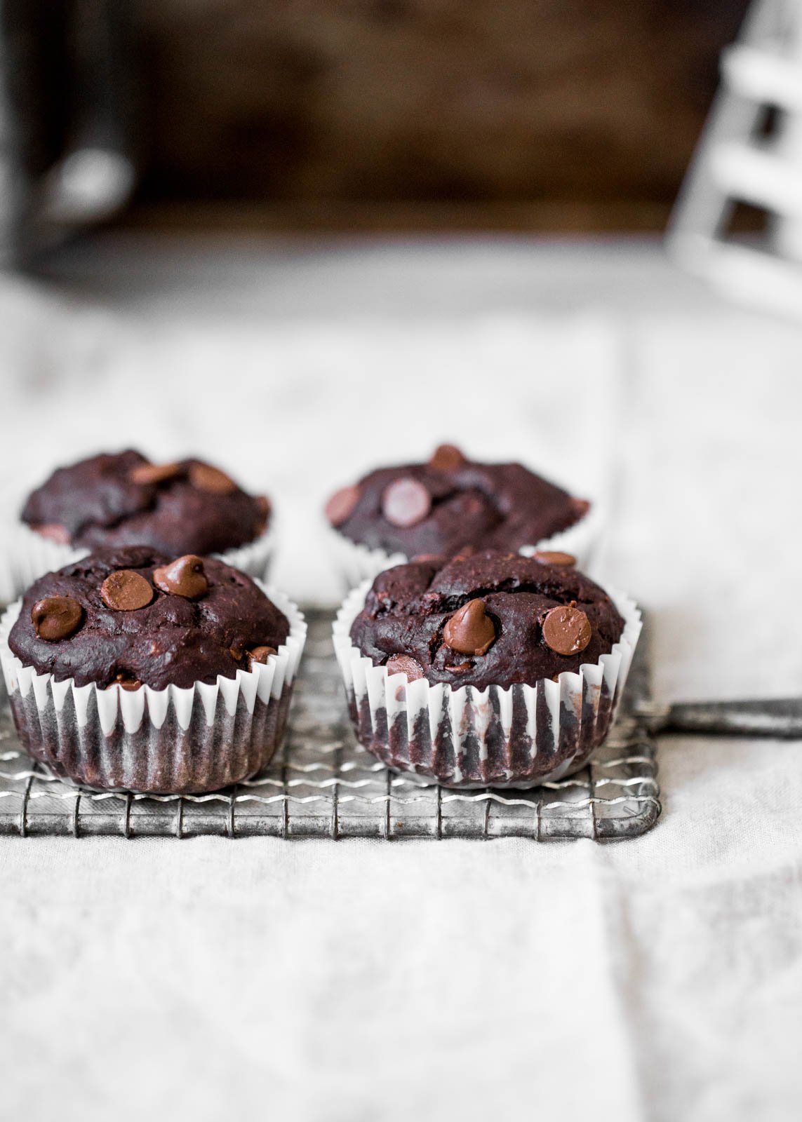 muffins saludables de plátano y chocolate sobre una rejilla