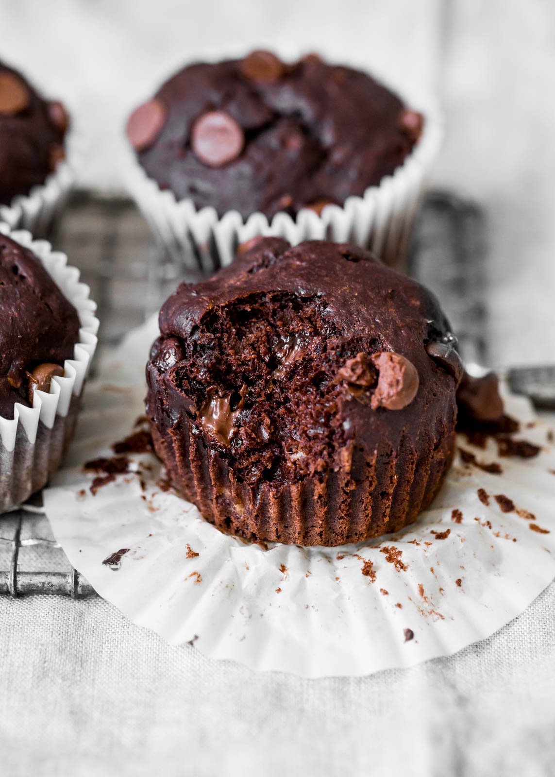 muffin saludable de plátano y chocolate con bocado