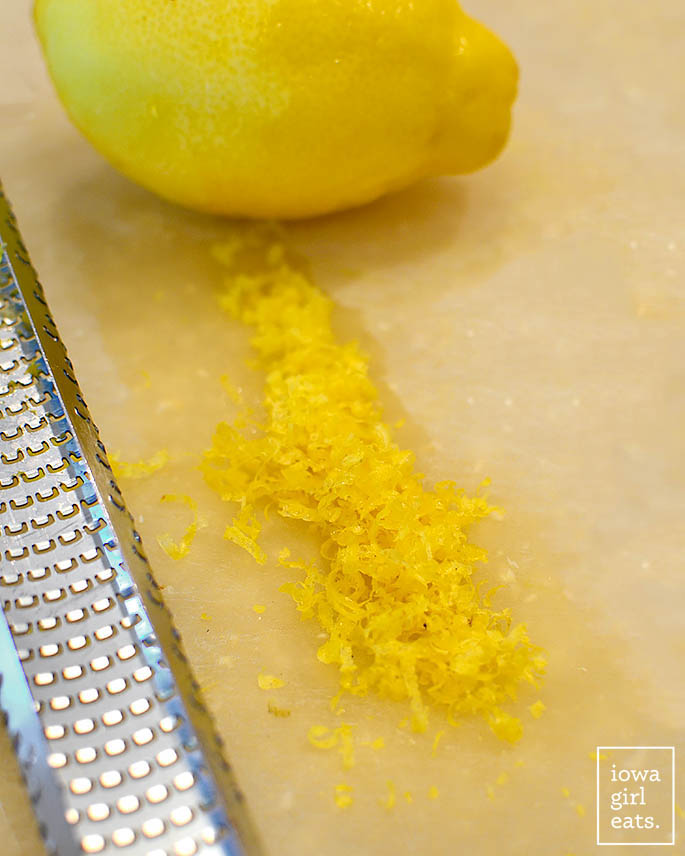 ralladura de limón en una tabla para cortar