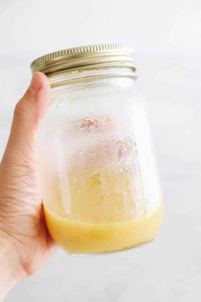 vinagreta de limón en tarro de cristal para receta de ensalada de orzo