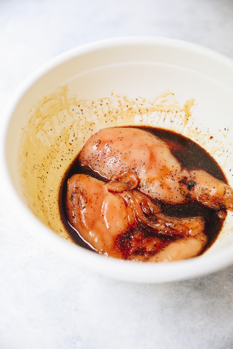 marinando pollo crudo en un bol